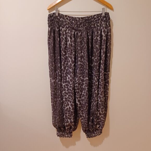Norma Kamali Black and Gray Leopard Print Joggers - Picture 5 of 7